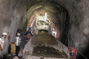 Hầm đường sắt qua đèo Cả tiếp tục sạt lở, khách vẫn phải trung chuyển bằng ô tô