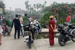 Người dân phát hiện thi thể bé gái sơ sinh dưới kênh thuỷ lợi. Ảnh: TN