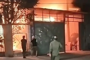 1 nhà xưởng ở Bình Dương bốc cháy ngùn ngụt trong đêm
