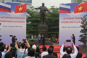 Khánh thành tượng đài V.I.Lê-nin ở trung tâm TP Vinh