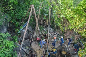 Cận cảnh những mũi khoan xuyên núi gia cố hầm Bãi Gió qua đèo Cả