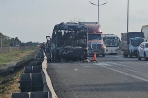 Xe khách giường nằm đang về bến xe miền Tây thì cháy rụi trơ khung