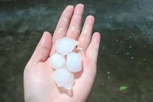 Hà Nội xuất hiện mưa đá