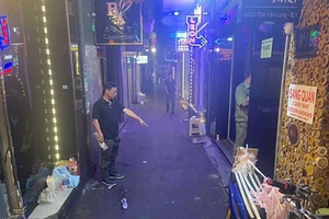 Chủ và nhân viên nhà hàng Nari lột đồ quay phim, đánh, ép khách thanh toán tiền