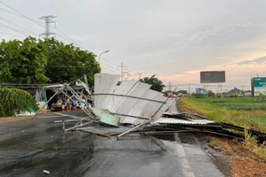 Long An: Mưa lớn làm tốc mái 17 căn phòng trọ