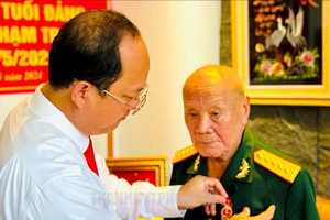 Phó Bí thư thường trực Thành ủy TP.HCM Nguyễn Hồ Hải trao huy hiệu 75 năm tuổi Đảng cho đảng viên cao tuổi