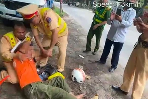 Người đàn ông ‘vung tay’ vào mặt cán bộ công an 