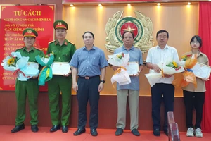 Thiếu nữ cùng hai người đàn ông bắt cướp giật ở Gò Vấp được khen thưởng