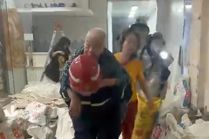 Bà cụ 92 tuổi được cứu thoát trong đám cháy tại cửa hàng đồ chơi lúc rạng sáng