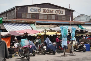 Xóm Củi là cái tên được bắt nguồn từ một xóm nhỏ chuyên bán củi để đốt lò, nấu bếp cho người dân quanh vùng Chợ Lớn. Trong ảnh: Chợ Xóm Củi ngày nay.