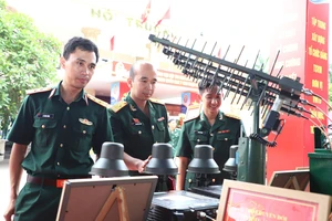 Đẩy mạnh phong trào thi đua quyết thắng ở Quân khu 7