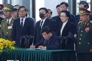 Đoàn lãnh đạo các nước xúc động tiễn biệt Tổng Bí thư Nguyễn Phú Trọng