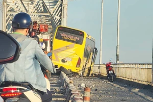 Ô tô khách lao sang làn xe máy trên cầu Bến Thủy khiến giao thông ách tắc