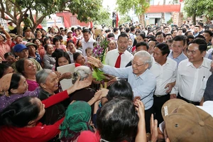 Tổng Bí thư, Chủ tịch nước Tô Lâm với các cử tri tỉnh Hưng Yên.