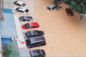 Thành phố Thái Nguyên ngập sâu trong biển nước, nhiều khu vực bị cô lập