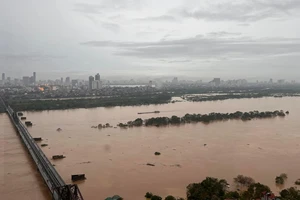 Lũ sông Hồng dâng cao, Hà Nội cấm xe trên 9 chỗ, xe tải trên 0,5 tấn qua cầu Chương Dương
