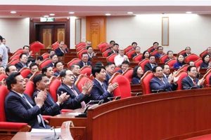 Các đại biểu tại phiên bế mạc Hội nghị Trung ương 10 khóa XIII. Ảnh: NHẬT BẮC