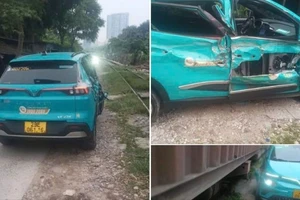 Xe taxi đỗ sát đường ray, bị tàu hỏa tông trúng