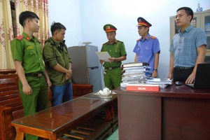 ‘Ôm’ tiền thu hộ của công ty để tiêu xài, trưởng bưu cục bị khởi tố