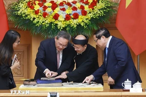 2 Thủ tướng Việt Nam - Trung Quốc cùng làm tranh Đông Hồ, thưởng lãm dân ca Quan họ