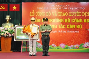 Thiếu tướng Đinh Văn Nơi trao quyết định cho tân Phó Cục trưởng Cục An ninh chính trị nội bộ