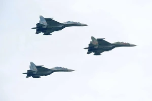 Bay chặn, ép hạ cánh với máy bay vi phạm vùng trời Việt Nam