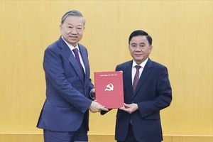 Tổng Bí thư Tô Lâm trao Quyết định phân công ông Trần Cẩm Tú giữ chức Thường trực Ban Bí thư