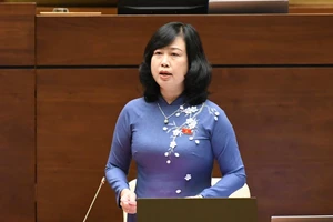 Bộ trưởng Bộ Y tế Đào Hồng Lan phát biểu giải trình tại phiên thảo luận chiều 31-10.
