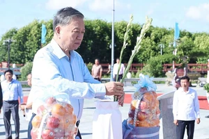 Tổng Bí thư Tô Lâm dâng hương tại Đền thờ Quốc tổ Lạc Long Quân ở Cà Mau