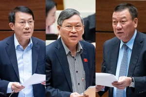 Từ trái sang: Bộ trưởng Bộ Công an Lương Tam Quang, đại biểu Tô Văn Tám (đoàn Kon Tum) và Tổng Thanh tra Chính phủ Đoàn Hồng Phong tại phiên thảo luận.