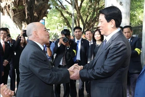 Chủ tịch nước Lương Cường và Quốc vương Campuchia thưởng trà ở Văn Miếu - Quốc Tử Giám