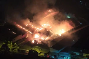 Cháy lớn ngùn ngụt tại 10 xưởng gỗ ở làng nghề Liên Hà