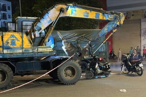 Cảnh sát phong tỏa một đoạn đường Lê Trọng Tấn sau tai nạn chết người