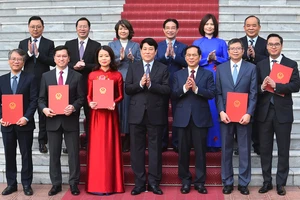 Chủ tịch nước Lương Cường trao quyết định phong hàm Đại sứ cho 5 cán bộ