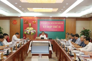 Một phiên họp của Ủy ban Kiểm tra Trung ương xem xét, kỷ luật đảng viên có vi phạm về kê khai tài sản không trung thực.