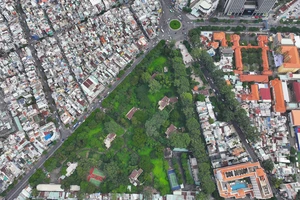 Khu nhà khách tọa lạc tại số 1 Lý Thái Tổ (quận 10, TP.HCM) là cơ sở nhà đất công nằm trên “tam giác vàng” giữa ba tuyến đường Lý Thái Tổ, Hùng Vương và Trần Bình Trọng gần ngã sáu Cộng Hòa nhưng nhiều năm nay vẫn đang bị bỏ hoang. Ảnh: NGUYỄN TIẾN