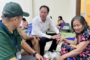 Lãnh đạo MTTQ TP.HCM thăm các gia đình vụ cháy ở hẻm 42 Trần Đình Xu, quận 1