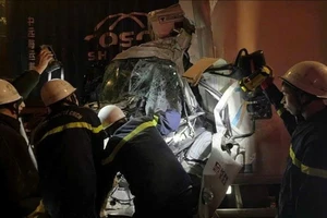 Cảnh sát cắt cửa cứu tài xế mắc kẹt trong cabin sau tai nạn