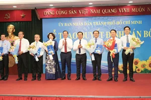 TP.HCM trao quyết định điều động, bổ nhiệm giám đốc 7 sở chuyên môn sau sắp xếp