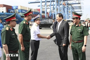 Thủ tướng Lào Sonexay Siphandone thăm, làm việc tại cảng Tân Cảng-Cát Lái