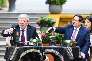 Thủ tướng Việt Nam và Thủ tướng Kyrgzystan thăm Nhà sàn Bác Hồ, tự pha cà phê Việt Nam
