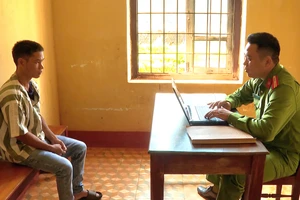 Bị mắng, chồng ném can xăng vào người vợ gây bỏng nặng