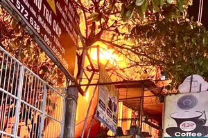 Quán cà phê bốc cháy dữ dội gần ngã tư Bình Thái, TP Thủ Đức 