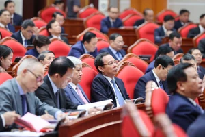 Cán bộ ở TP.HCM hỗ trợ người dân làm thủ tục hành chính. Ảnh: NGUYỄN TÂN