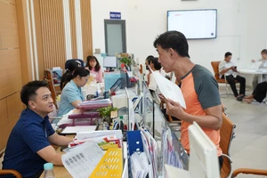 Giảm áp lực tinh giản khi bố trí công chức cấp huyện về xã