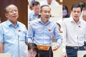 Từ trái sang: ĐB Nguyễn Văn Thân, ĐB Phan Đức Hiếu và ĐB Trần Anh Tuấn thảo luận về dự luật Luật Quản lý và đầu tư vốn nhà nước tại doanh nghiệp.