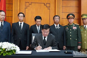 Lãnh đạo Đảng, Nhà nước Lào viếng nguyên Chủ tịch nước Trần Đức Lương