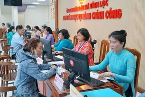 Trung tâm phục vụ hành chính công xã Vĩnh Lộc, TP.HCM bố trí chín quầy tiếp nhận hồ sơ theo từng lĩnh vực chuyên môn; sắp xếp thêm các quầy phục vụ riêng cho lĩnh vực bảo hiểm, tư vấn thuế…