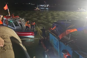 Vụ lật tàu trên vịnh Hạ Long: Tập trung tìm kiếm các nạn nhân còn mất tích ngay trong đêm