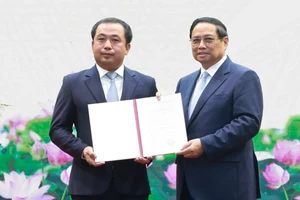 Thủ tướng trao quyết định giao quyền Bộ trưởng Bộ Nông nghiệp và Môi trường cho ông Trần Đức Thắng